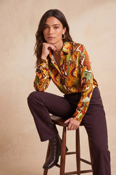 Chemisier Cosmic Love sur Olivia, mannequin taille 36 #taille Olivia porte une taille 36