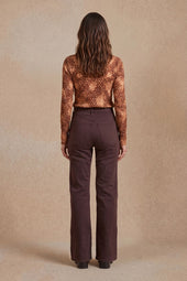 Pantalon Idéaliste Marron sur Olivia, mannequin taille 36 #taille Olivia porte une taille 36