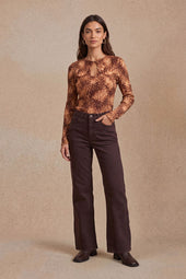 Pantalon Idéaliste Marron sur Olivia, mannequin taille 36 #taille Olivia porte une taille 36