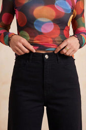 Pantalon Idéaliste Noir sur Olivia, mannequin taille 36 #taille Olivia porte une taille 36
