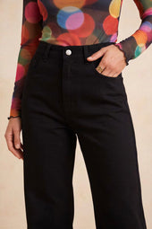 Pantalon Idéaliste Noir sur Olivia, mannequin taille 36 #taille Olivia porte une taille 36